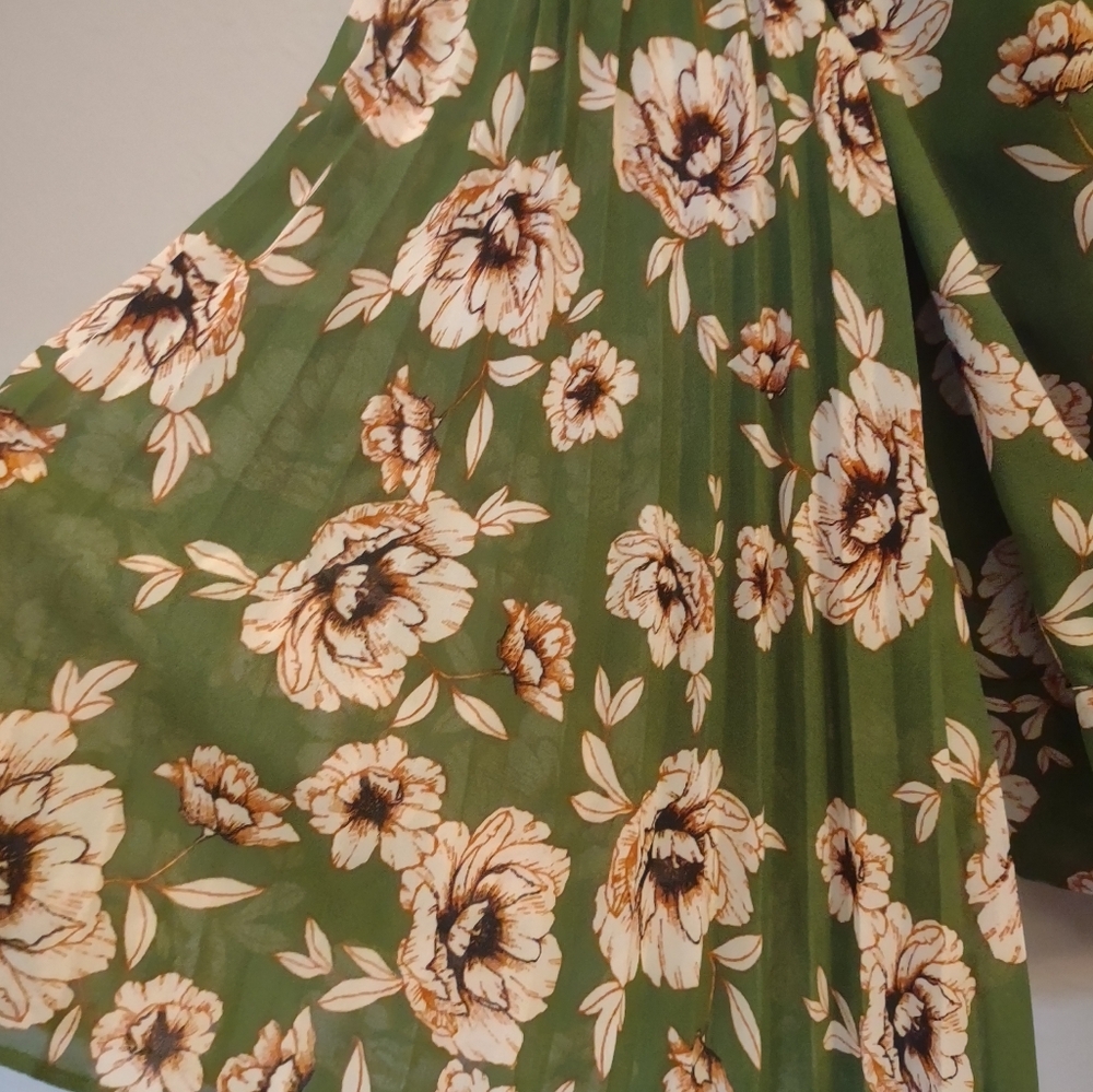 ASTR THE LABEL Green Floral Pleated Sleeve Wrap Blouse. Size Medium. - Picture 8 of 10